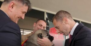 Чеферин од Македонија замина со уникатен подарок од ФФМ – нашата гордост, македонскиот шарпланинец! (ВИДЕО)