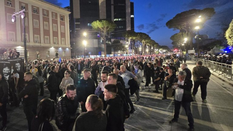 Протести пред зградата на Владата во Тирана, демонстрантите фрлаа молотови коктели