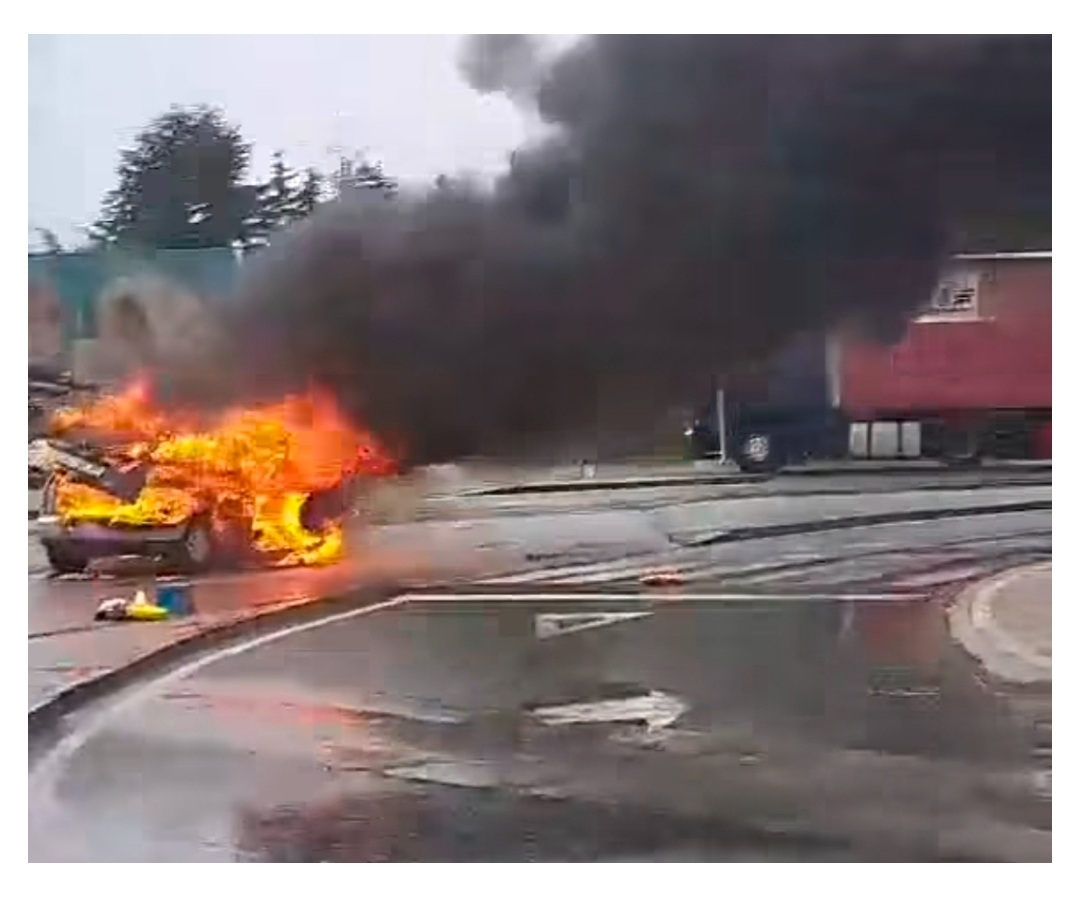 Aвтомобил гори на кружен тек во Скопје