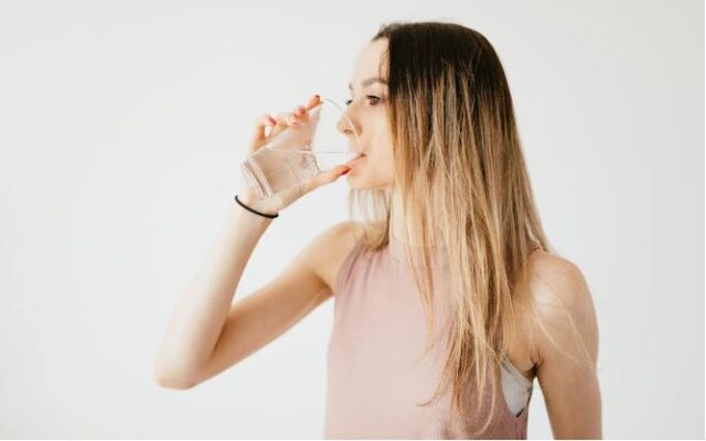 Зошто не се препорачува да пиете вода што сте ја наполниле претходниот ден?