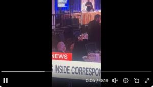 (ВИДЕО) Другите се криеле – Снимка која веднаш ги освои мрежите: Додека хаосот продолжува на вечерата во Белата куќа, еден човек невознемирен јаде