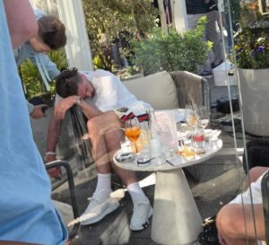 (ВИДЕО) Џек Грилиш повторно во друштво со алкохолот