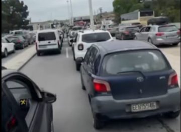 (ВИДЕО) Долги колони на Евзони: Граѓани со часови чекаат за излез од Грција