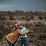 Зошто најстарите ќерки го носат целиот свет на своите плеќи?