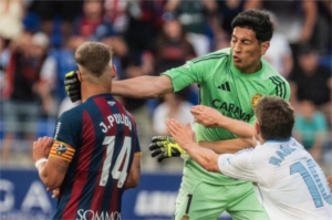 (ВИДЕО) Голманот кој со тупаница в лице удри противнички играч доби жестока казна