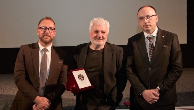 КИНЕМАТОГРАФЕРОТ ВЛАДИМИР САМОИЛОВСКИ ЈА ДОБИ НАГРАДАТА ЗЛАТЕН ОБЈЕКТИВ ОД КИНОТЕКАТА