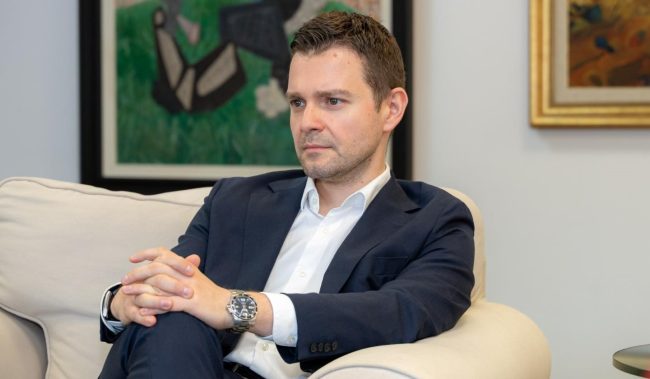 МИ ОЛЕСНА ШТО ТРАМП И ПРВАТА ДАМА СЕ БЕЗБЕДНИ, КАЖА МУЦУНСКИ ПО НАПАДОТ НА ВЕЧЕРАТА НА ДОПИСНИЦИТЕ ОД БЕЛАТА КУЌА