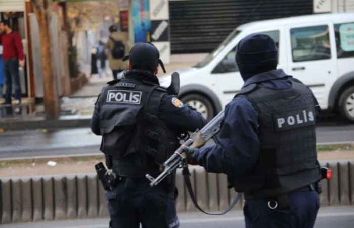 Турската полиција приведе 83 лица, блокираше 940 сметки и затвори 93 групи поради објави за пукањата во Кахраманмараш и Шанлиурфа