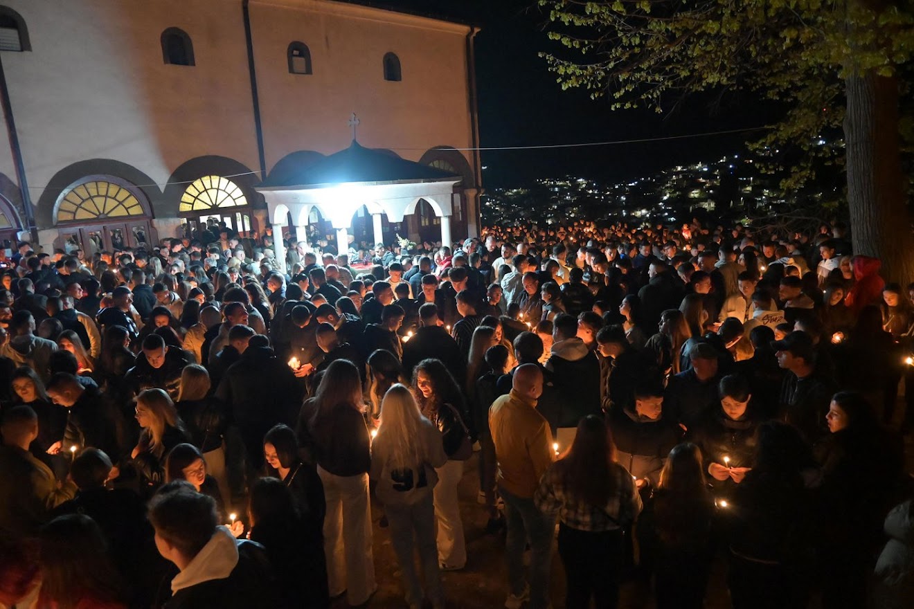 Велешани масовно на полниоќна литургија за Велигден