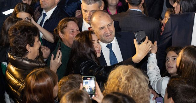 РАДЕВ УБЕДЛИВ ПОБЕДНИК НА ИЗБОРИТЕ ВО БУГАРИЈА, СПОРЕД ПРВИЧНИТЕ РЕЗУЛТАТИ