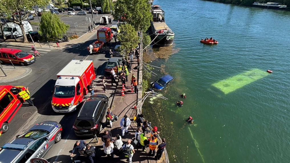 Автобус излета во река во Франција