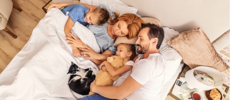 Децата што спијат со родителите стануваат поемпатични? Науката има интересен одговор