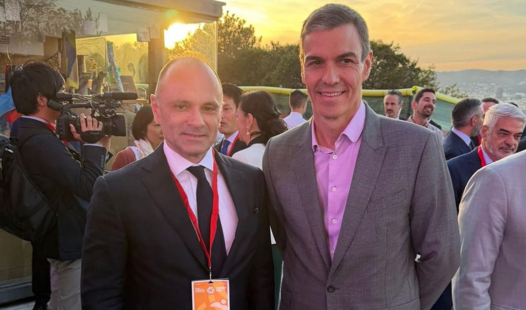 (ФОТО) Филипче се сретна со шпанскиот премиер Санчез во Барселона: Прогресивните сили мора да дејствуваат заеднички