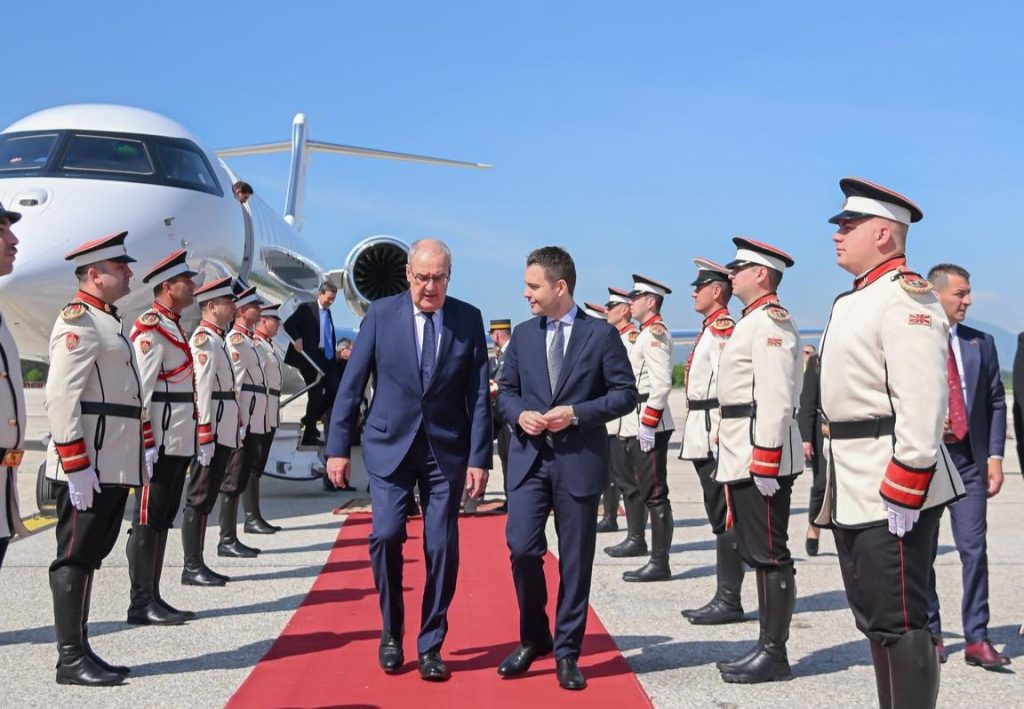 Швајцарскиот претседател Ги Пармелан пристигна во Скопје, го пречека министерот Муцунски