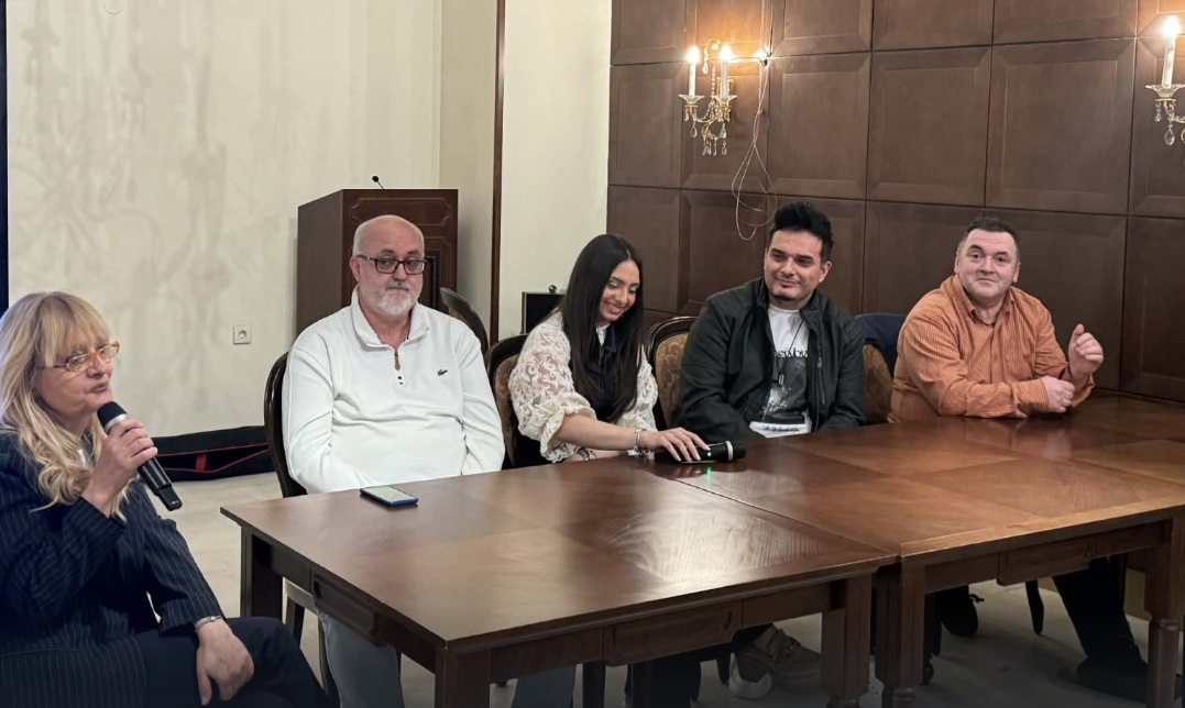 ЈА ПРЕПЕАВ „ЗЕМЈО МОЈА“ ОД КЕМАЛ МОНТЕНО ЗА СИТЕ МЛАДИ КОИ СИ ЗАМИНАА ОД МАКЕДОНИЈА, ВЕЛИ ПЕЈАЧКАТА ДОРИС ДИ