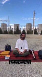 ВИДЕО: Ирански музичар одговори на повикот на владата, кампува пред електрана