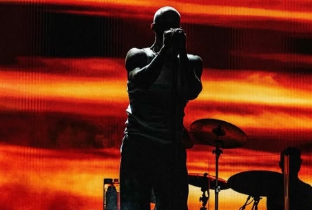 Операција или нешто друго? Светски познатиот пејач ги шокираше сите со изгледот на лицето