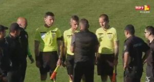 Фудбалерите на Шкендија незадоволни од судиските одлуки имаа што да му кажат на Бафто по мечот (ВИДЕО)