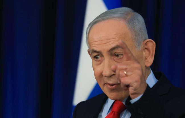 НЕТАНЈАХУ ДОЖИВЕА ПОЛИТИЧКА КАТАСТРОФА, ДРУГИ ОДЛУЧУВАА ЗА НЕГО, КАЖА ЛИДЕРОТ НА ИЗРАЕЛСКАТА ОПОЗИЦИЈА ЗА ПРИМИРЈЕТО СО ИРАН