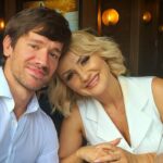 (Фото) Гоца Тржан во прегратка на келнерот поради кој Раша пред 6 години имаше љубоморен испад