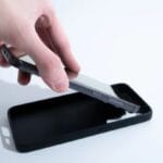 Еве зошто треба да ја отстраните футролата од телефонот додека се полни