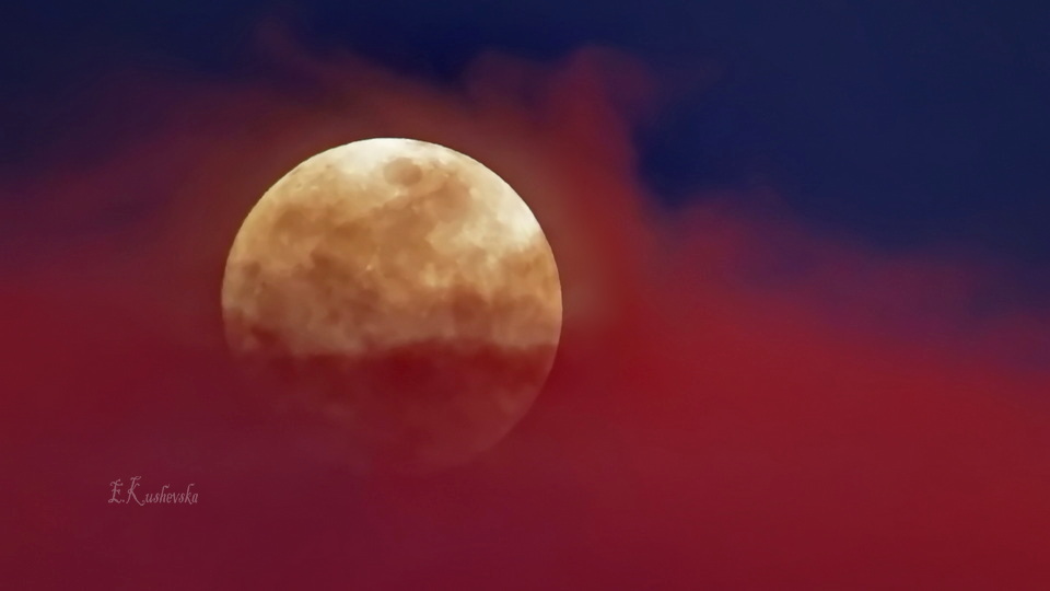 Фотографија на денот: Месечина на црвен облак – Ема Кушевска