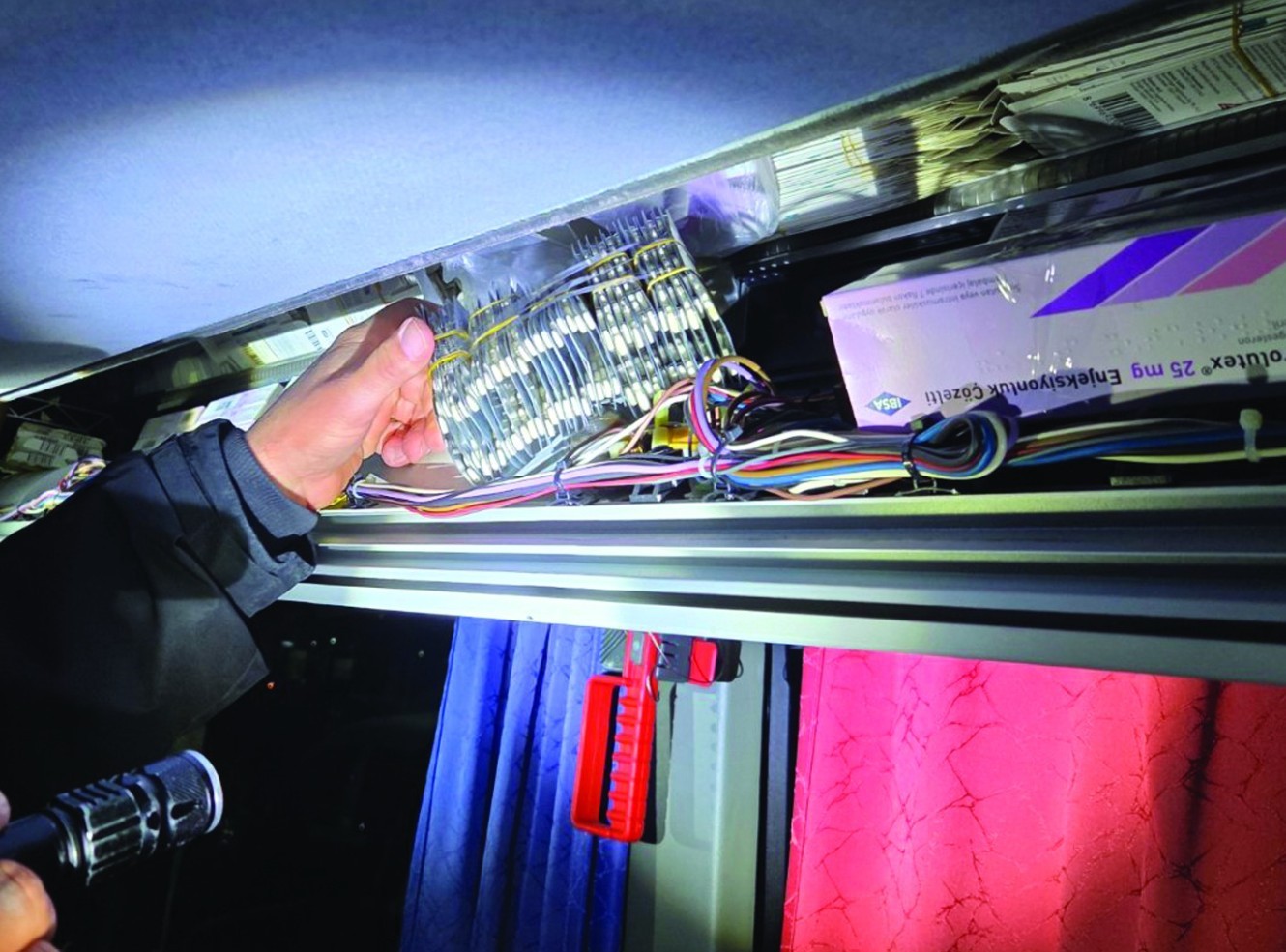 ЦАРИНИЦИТЕ ЗАПЛЕНИЈА НАД 16 ИЛЈАДИ ПАРЧИЊА ЛЕКОВИ – открени се во туристички автобус од Косово