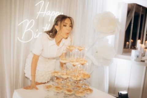 Аделина Тахири славеше роденден во женско друштво: Елегантна луксузна забава во бело, а подарокот за слевеничката беше еден ама вреден повеќе од 10 илјади евра (видео)