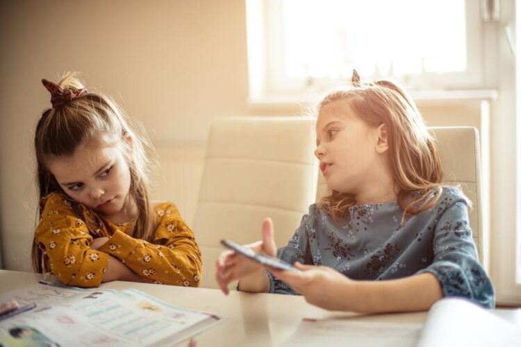 КОГА ПРИЈАТЕЛОТ ЌЕ ГО СВРТИ ГРБОТ: Како да му помогнете на детето да се справи со отфрлањето