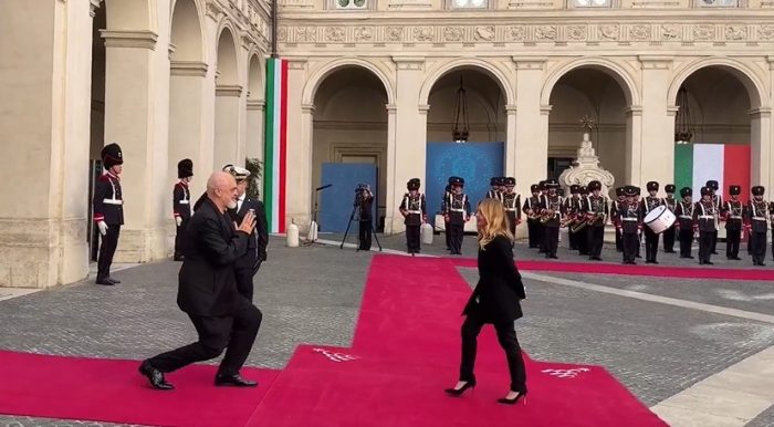 ВИДЕО: Еди Рама на колена пред Џорџа Мелони