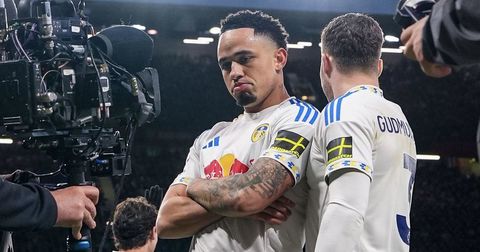 ВИДЕО: Лидс го слави Окафор, Јунајтед поразен со играч помалку на „Олд Трафорд“