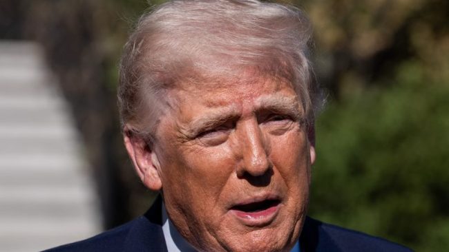 ТРАМП КАЖА ДЕКА СПАСИЛ ОСУМ ИРАНКИ ОД ПОГУБУВАЊЕ, ИРАН МУ ОДГОВОРИ ДЕКА СИ ИЗМИСЛУВА ПРИКАЗНИ