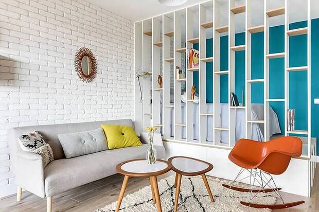 Микро стан во Париз каде што полица за книги служи и како преграден ѕид