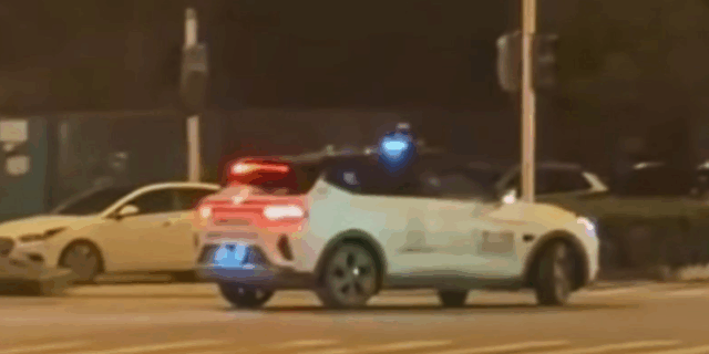 Кинески роботаксија поради дефект застанаа насред улица