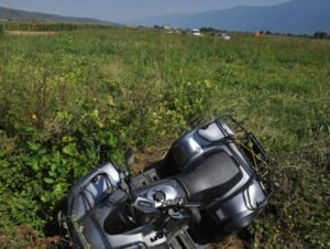 Тешко повредени се две млади момчиња од тетовско – со четирицикл излетаа од патот