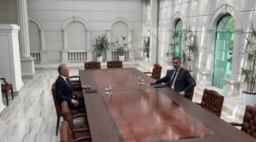 Филипче: Мицкоски ретерира затоа што министри, пратеници имаат бугарски пасоши – од ВМРО-ДПМНЕ вратија: Гордиот носител на златна виза нема право да зборува за патриотизам