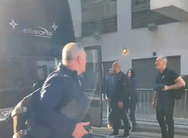 Навивач го нападна Гвардиола: Е*и се, ми го уништи животот! (ВИДЕО)