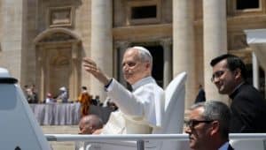 Папата го опиша патувањето во Африка како порака за мир