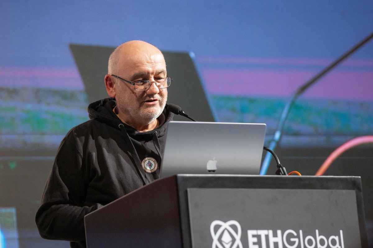 Приказната за живата легенда Јордан Стојановски: Се пензионира на 45, го продаде jordan.com на Најк, а на 60 години е поголем хакер од сите млади