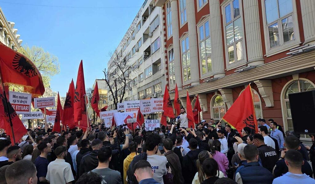 „Не го допирајте Законот за јазиците!“- една од пораките на протестот за полагање правосуден на албански