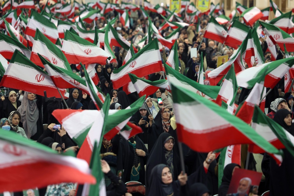 Иранци на улиците на Техеран: Мир со Трамп може да се постигне само ако биде истепан