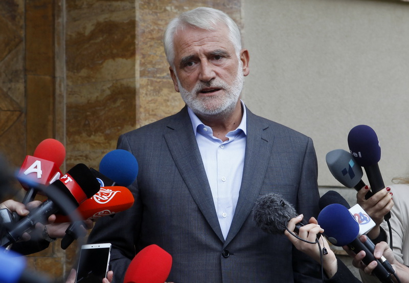 Тачи ги обвинува ДУИ за политичка манипулација со протестот