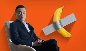 Милијардер кој купи банана за 6 милиони долари ја тужи крипто компанијата на Трамп