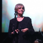 Вистината за големиот хит на Лепа Лукиќ – денес сите ја пееме, но пред 30 години се одвивала драма околку таа песна