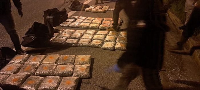 ЗАПЛЕНТА ДРОГА КАЈ ГРАДСКО: По бркотница кај наплатната рампа Стоби, двајцата мажи се обиделе да побегнат со 65 кг марихуана