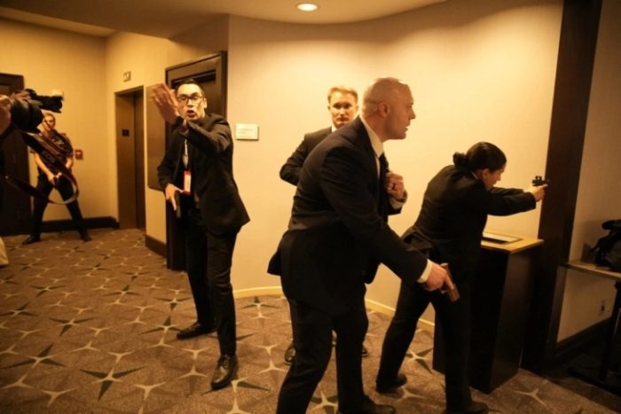 (видео) ПУКАЊЕ ВО ХОТЕЛОТ ХИЛТОН: Истрели на вечерата на Трамп со дописници, полицаец е застрелан, а вооружениот напаѓач уапсен