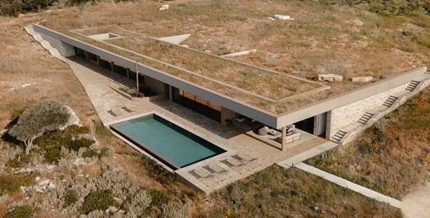 Линеарна камена резиденција се појавува на недопрен брег на грчките острови