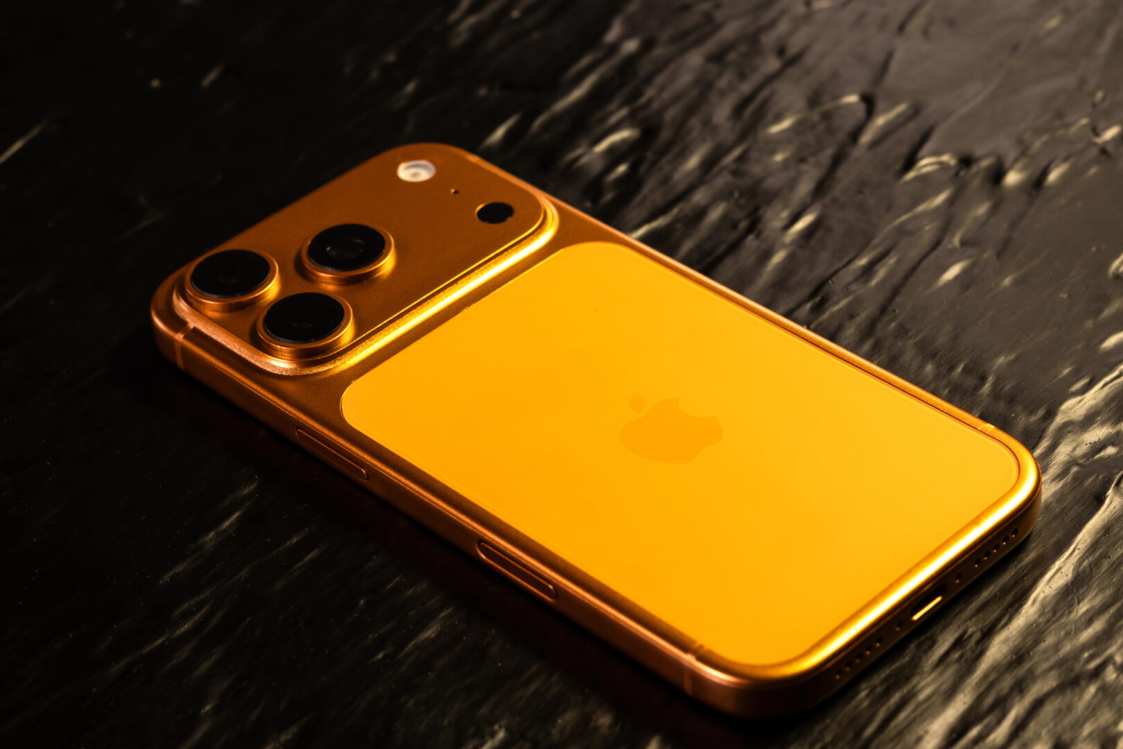 iPhone Fold доаѓа во 2026 година: Дали „невидливиот“ екран ќе ја уништи конкуренцијата?