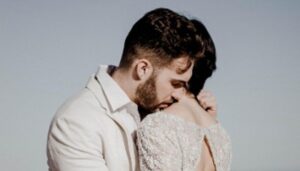 Зошто мажите го обожаваат женскиот врат? Ќе ве шокира причината поради која ги излудува