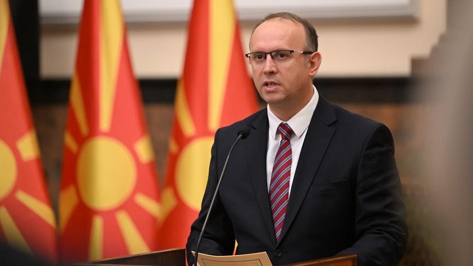 „Меч направен од злато, бисер во златна школка…“, дел од подароците што ги добил претседателот на Собранието, Африм Гаши